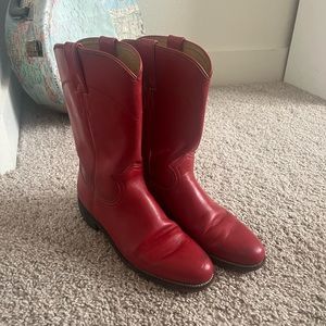 Vintage Justin’s cowboy boots.